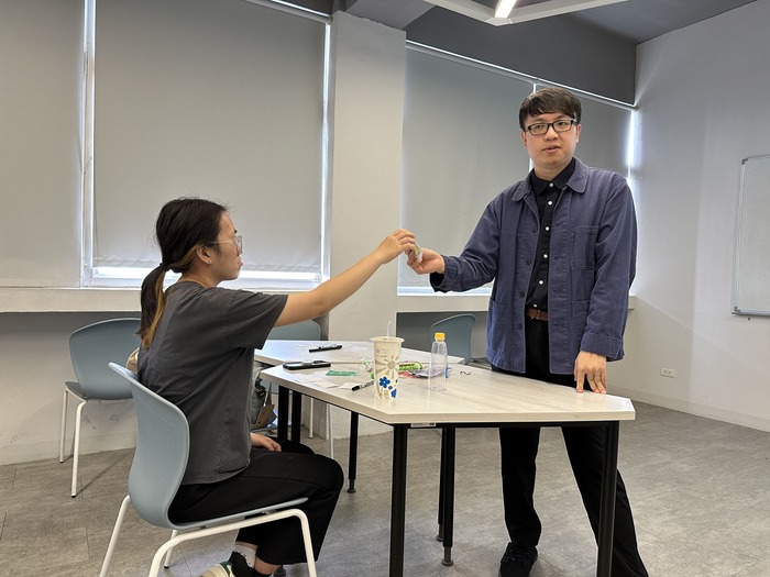 講師透過魔術開場引起學生學習動機並集中注意