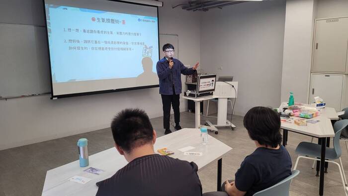 老師講解魔術操作與應用