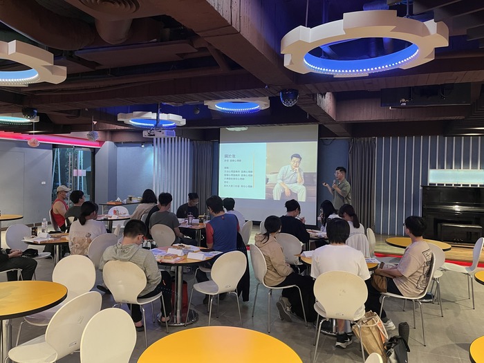 講師自我介紹與說明情緒