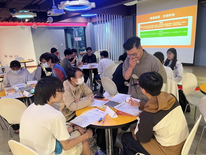 與學生互動，演練情緒調節