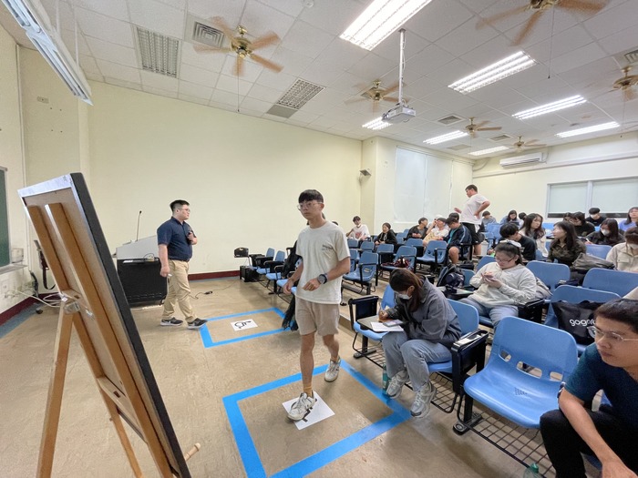講師請同學判斷不同明星可能的依附特質並用便利貼表達意見