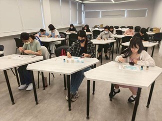 同學們認真製作擴香磚