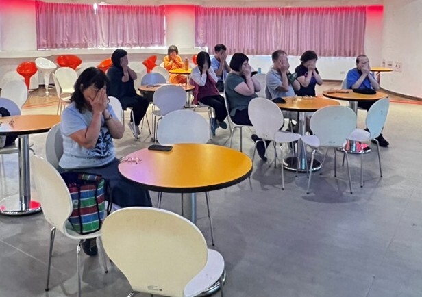 講師讓學員實際體驗各精油之功效