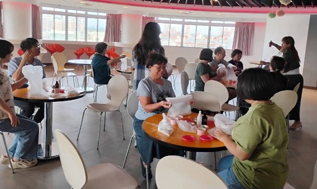 講師講解泡澡球之步驟，學員實際手作中