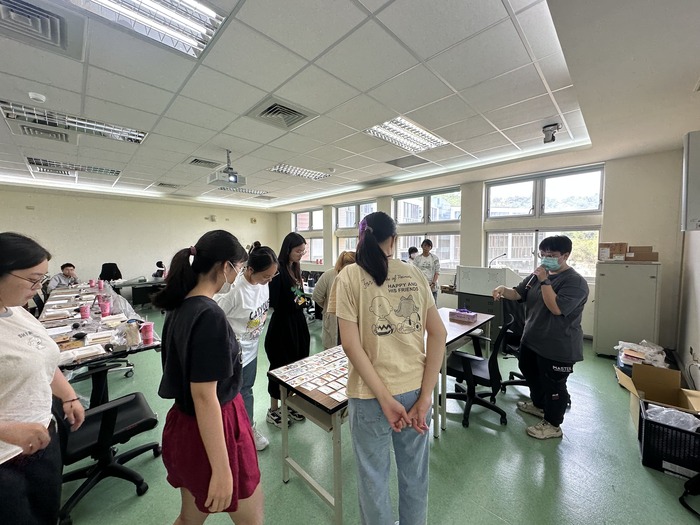 講師請學生挑選卡片,探索內心世界