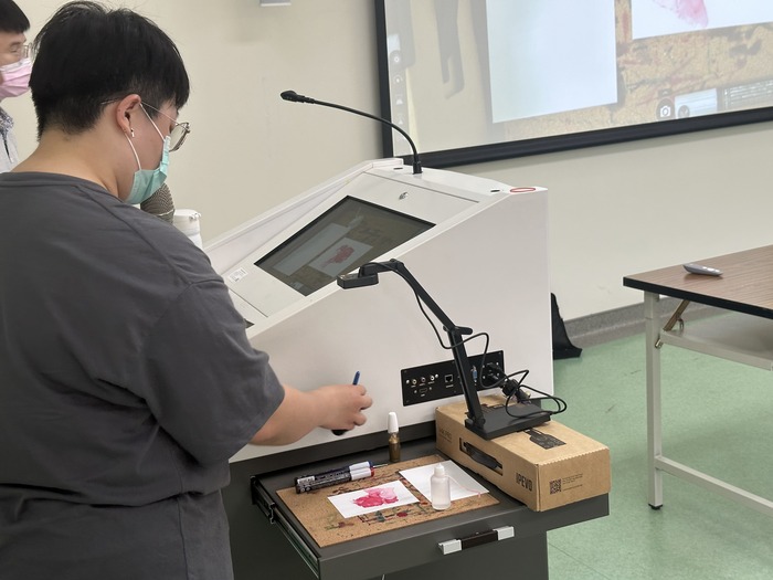 講師示範流體畫作畫